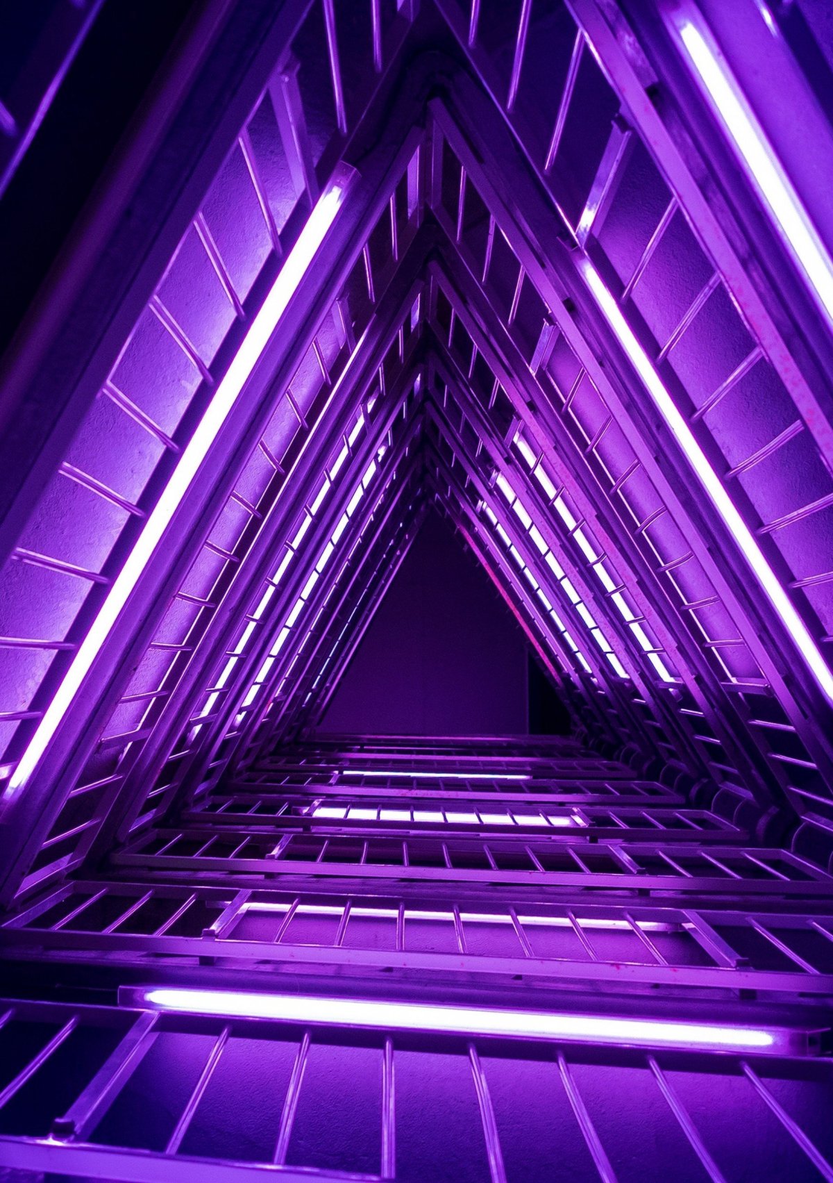 Неоновый фиолетовый