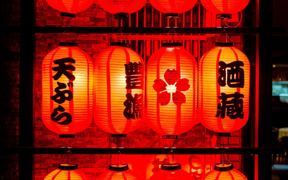 Китайский дракон на фиолетовом фоне