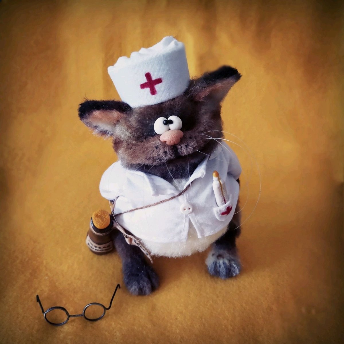 Котики в медицинских костюмах