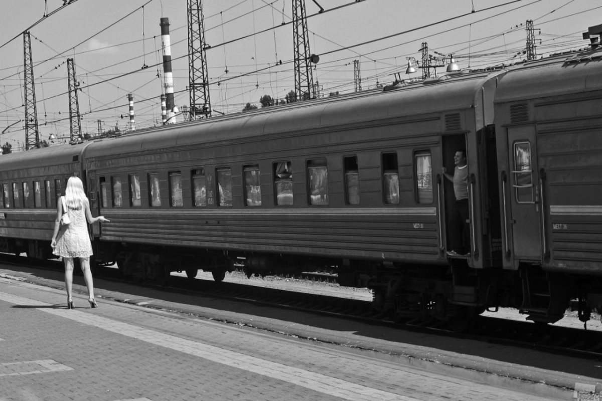 Девушка с чемоданом у поезда