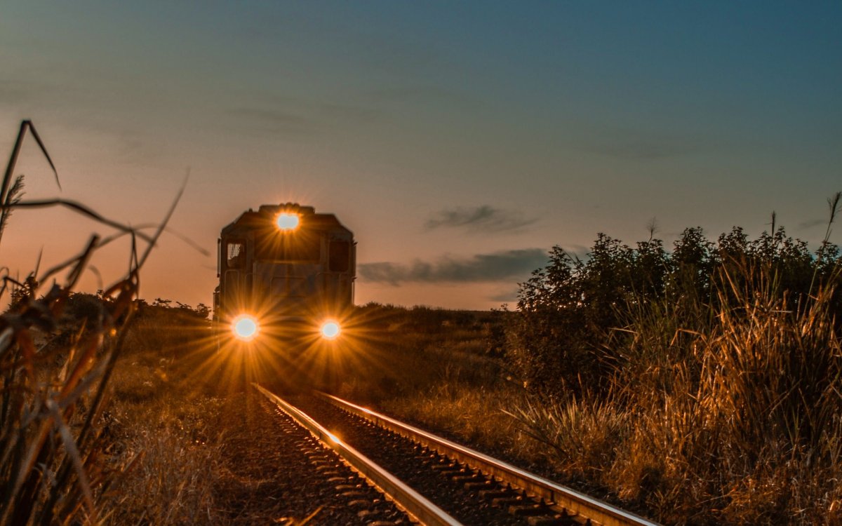 Поезд вдалеке