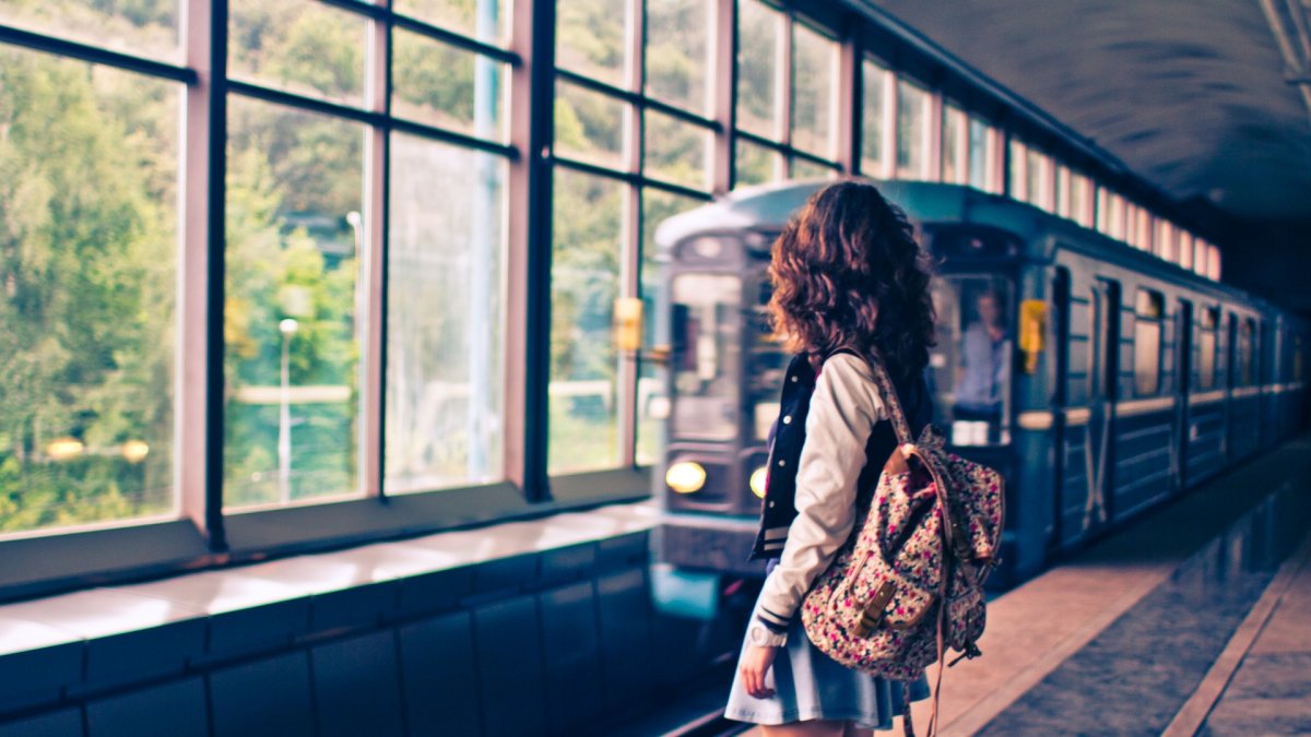 Красивая дорога и человек