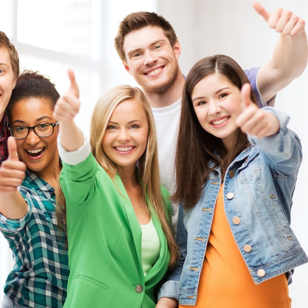 Довольный человек на белом фоне