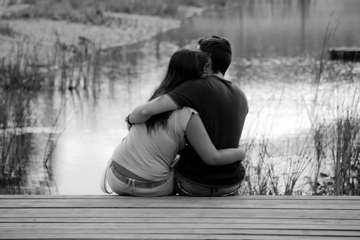 Двое обнимаются