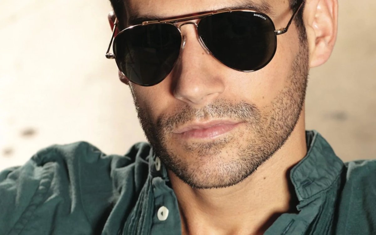 Мужчина в солнцезащитных очках