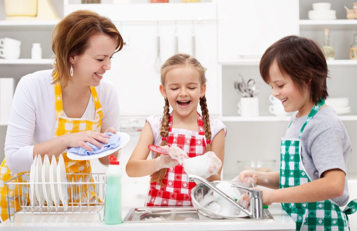 Помогать маме по дому