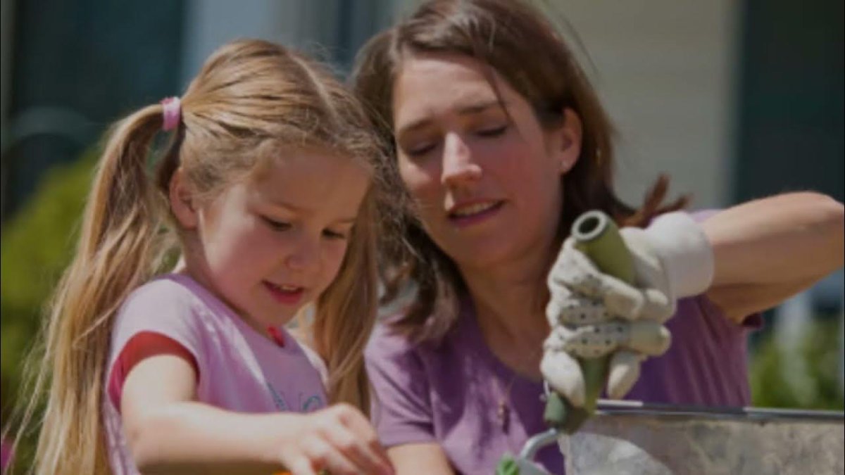 Ребенок помогает маме