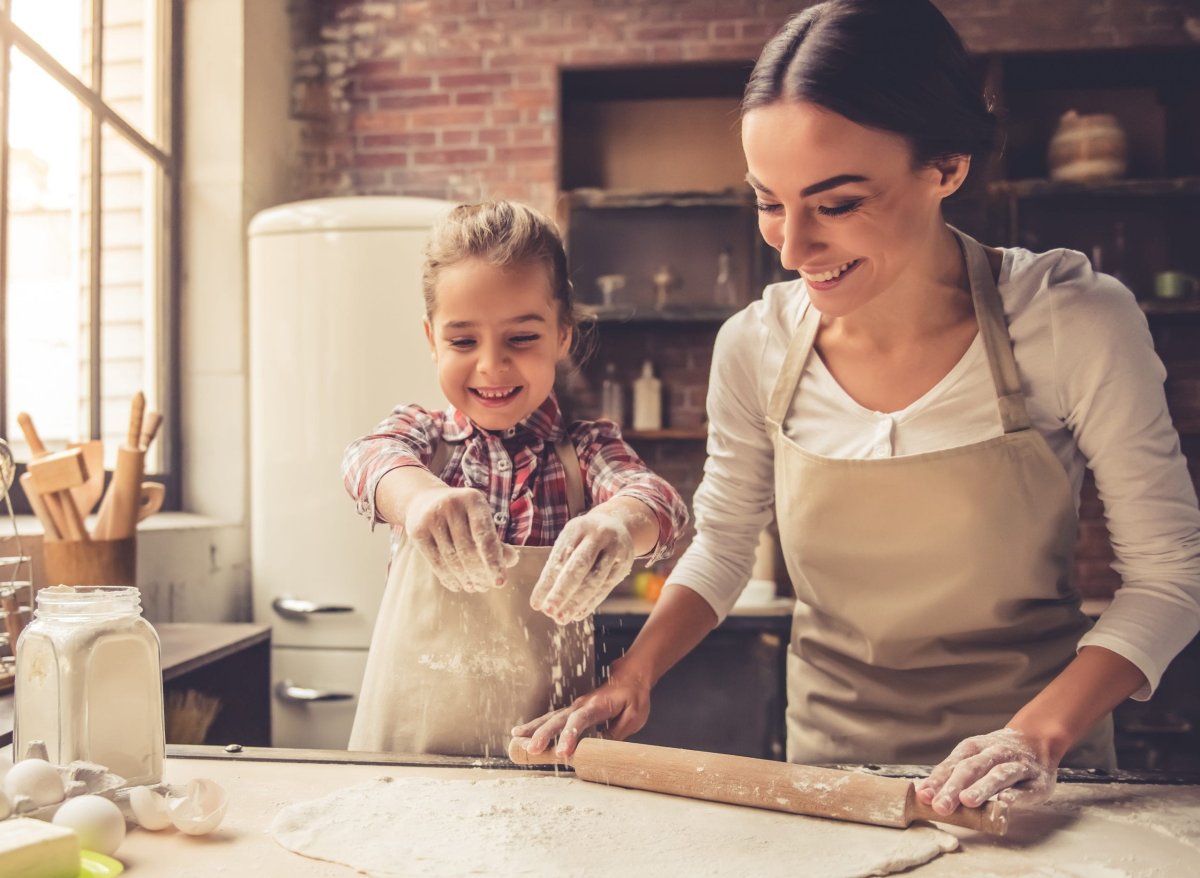 Девушка с мамой пекут