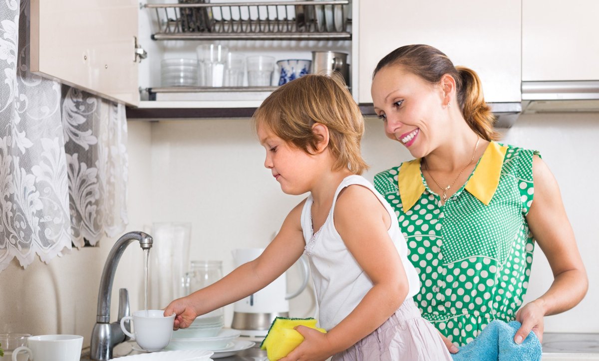 Помогать маме по дому