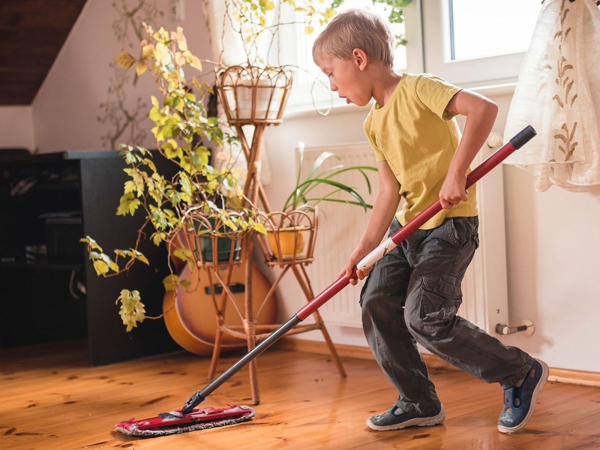 Помогать маме по дому
