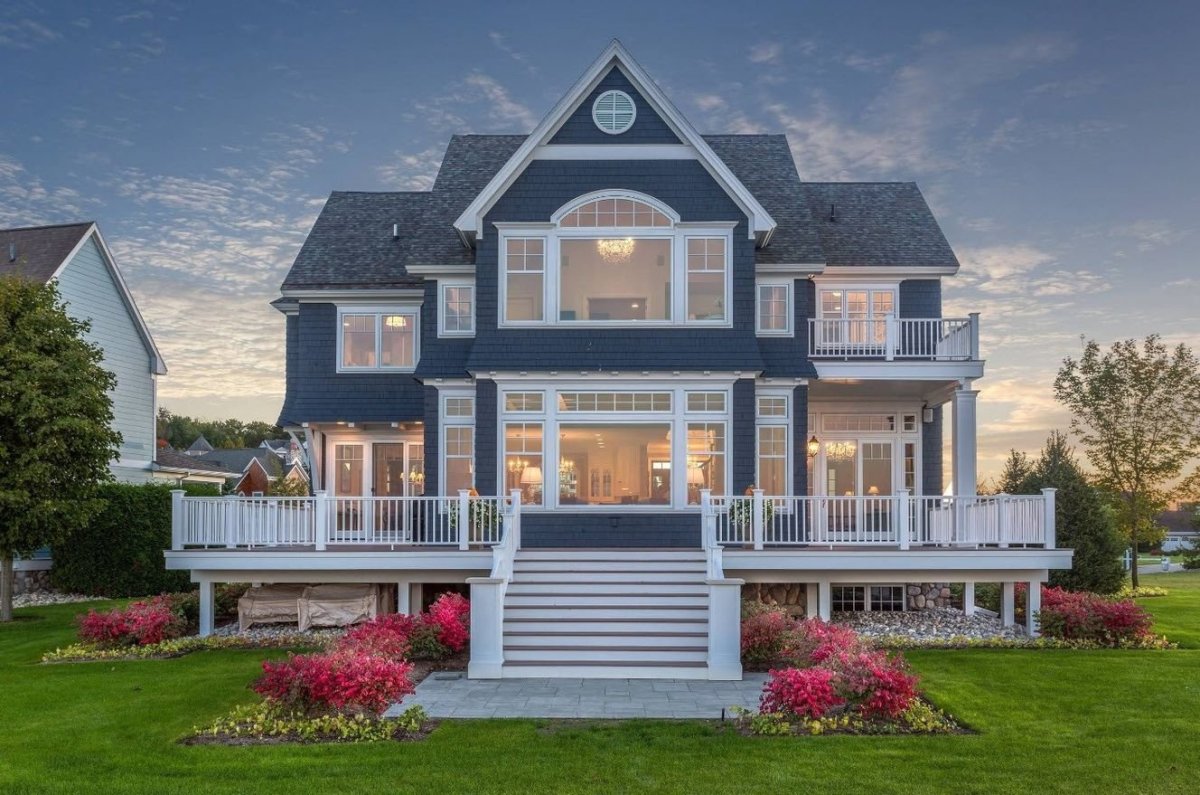 Красивый двухэтажный дом