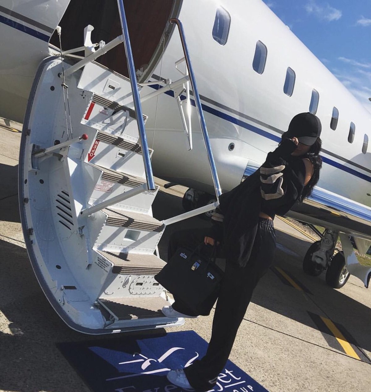 Встреча у трапа самолета