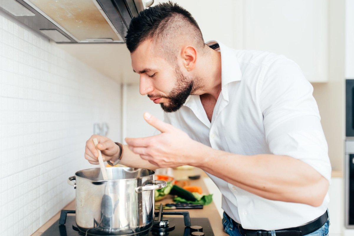 Парень варит суп