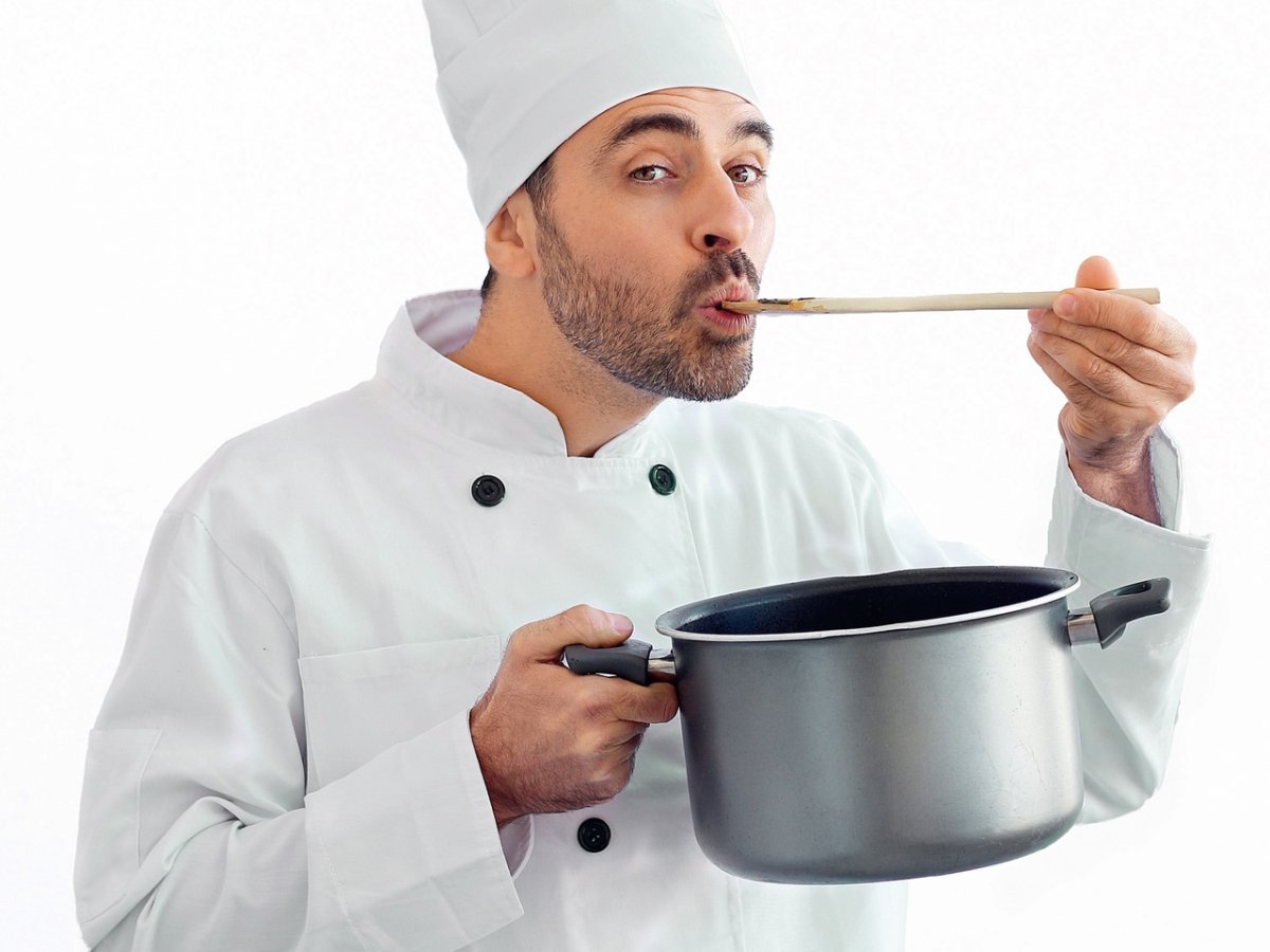 Повар готовит суп