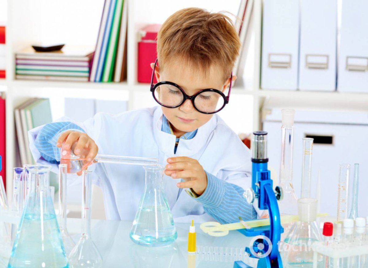 Исследователь с лупой