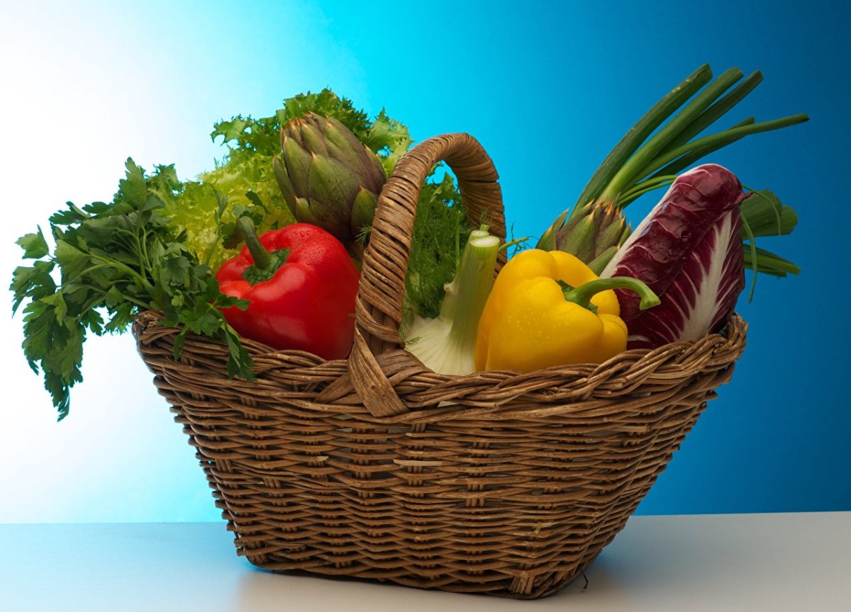 Мультяшная корзина с овощами и фруктами