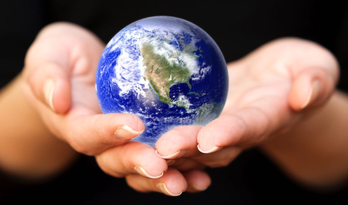 Планета земля в женских руках