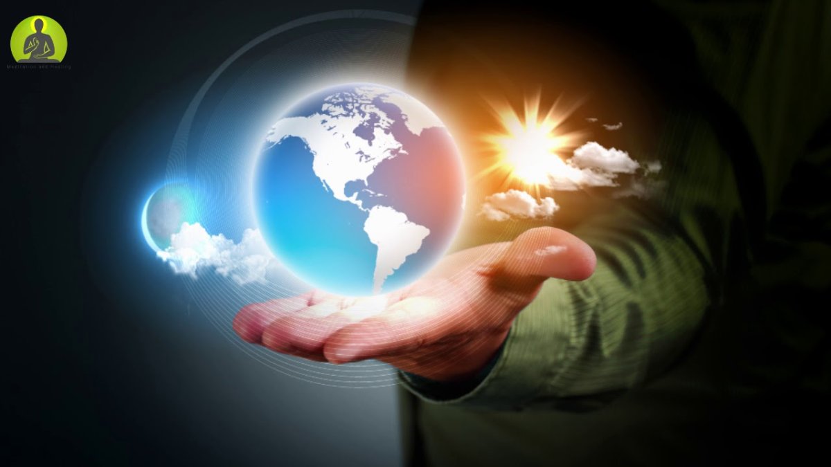 Светящийся земной шар в руках