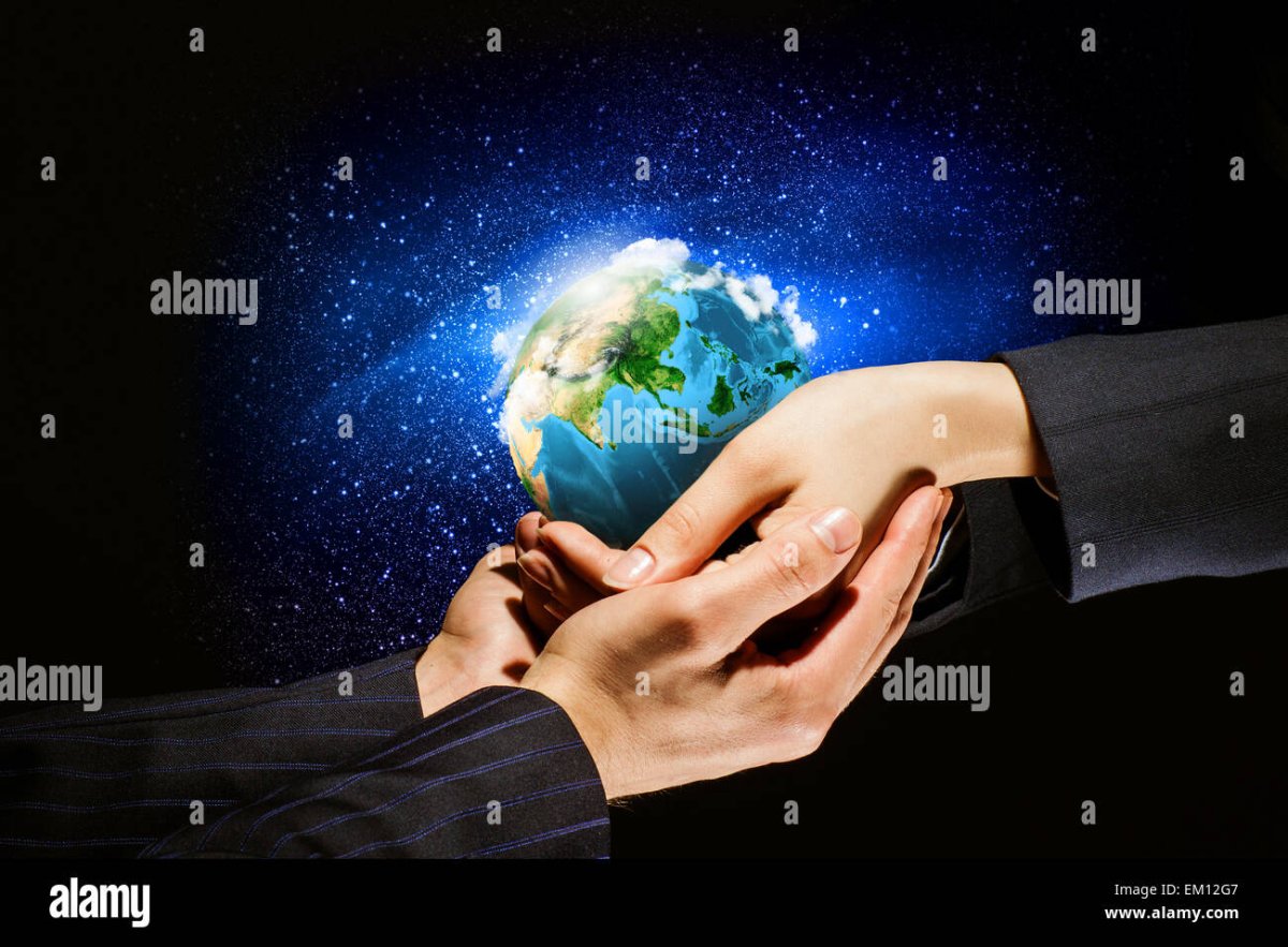 Мужчина в руках с земным шаром