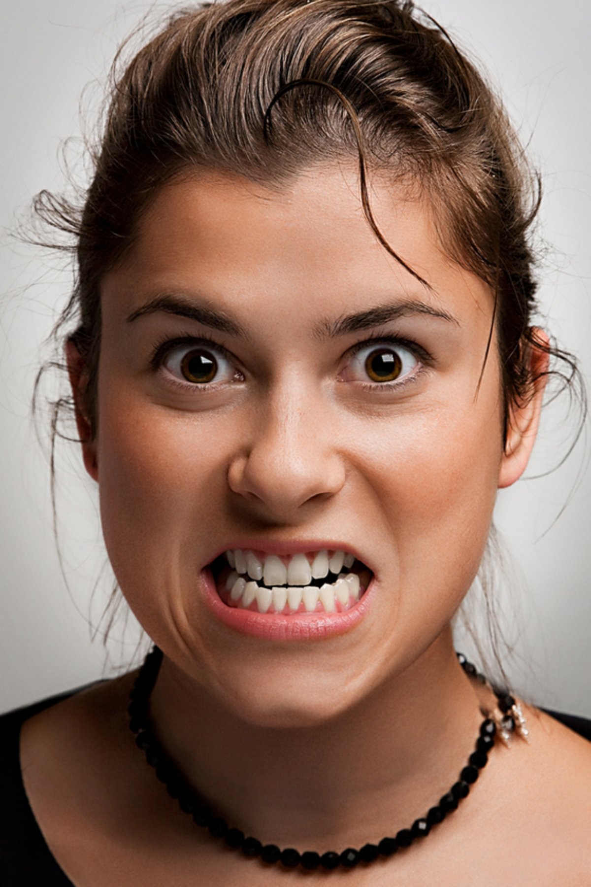 Девушка кривляется