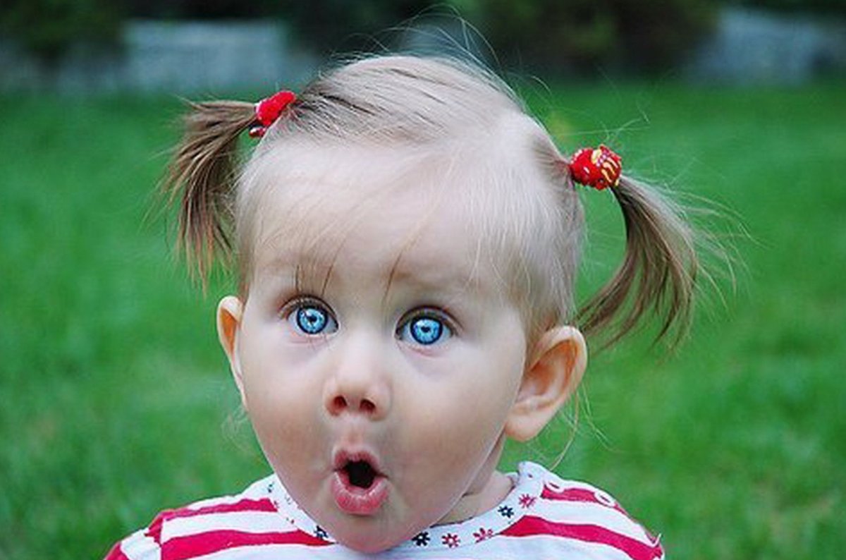 Удивленная девочка