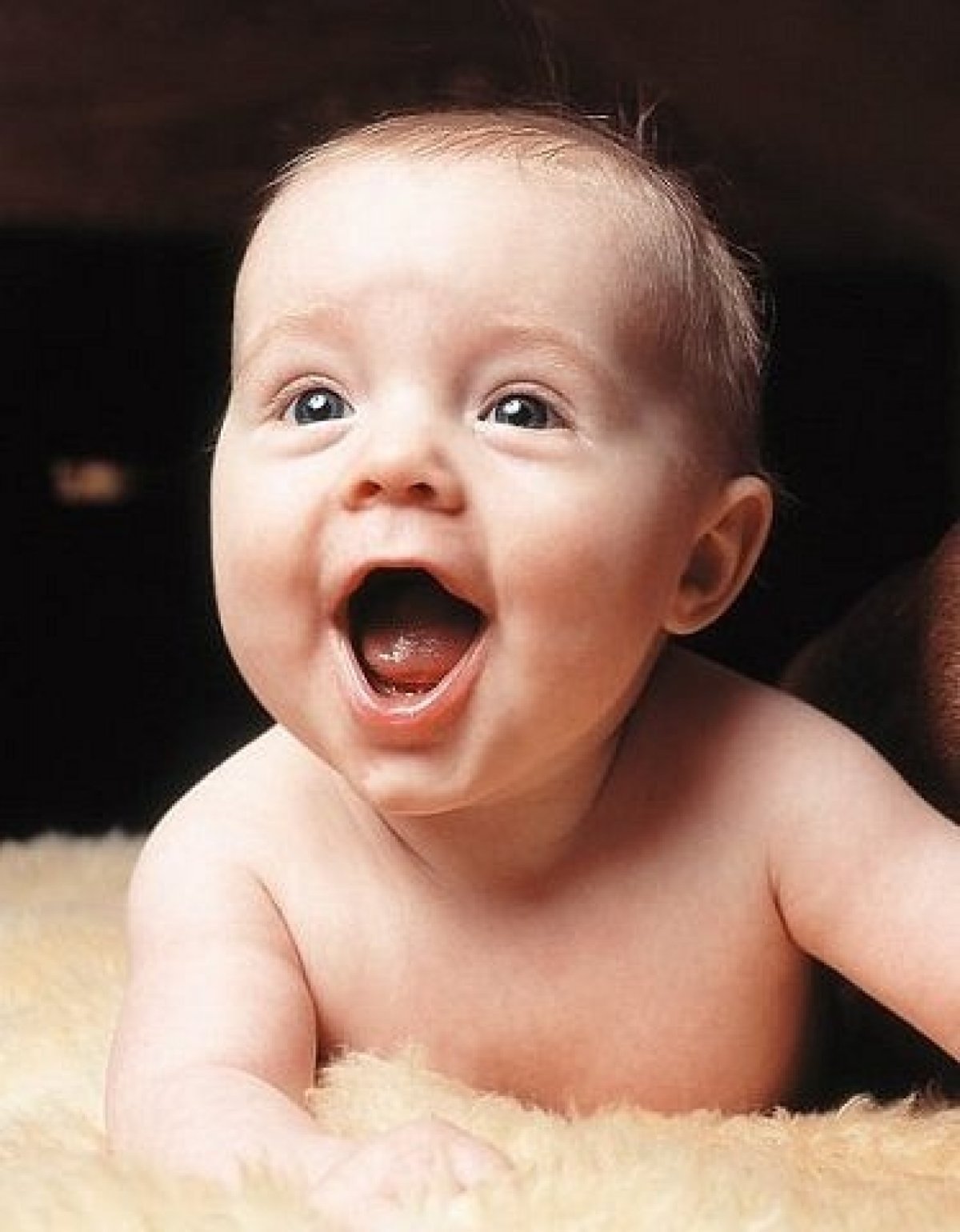 Малыш улыбается