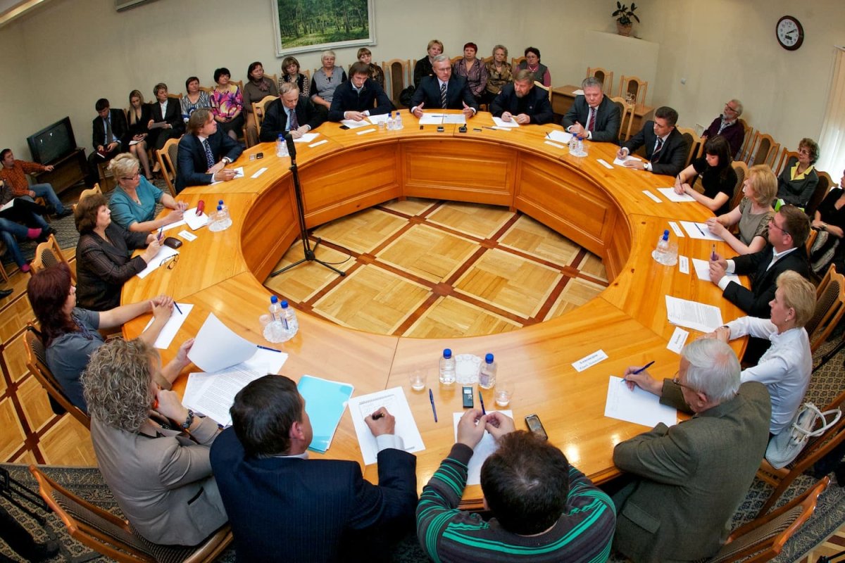 Огромный круглый стол