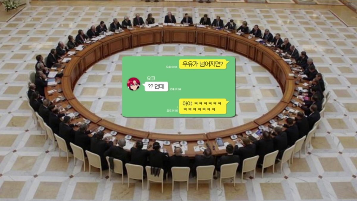 Человек сидит в офисе