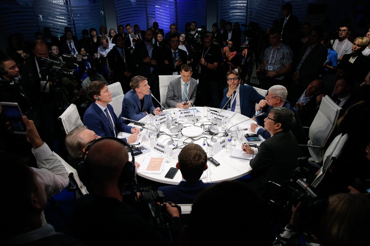 Дети сидят за круглым столом