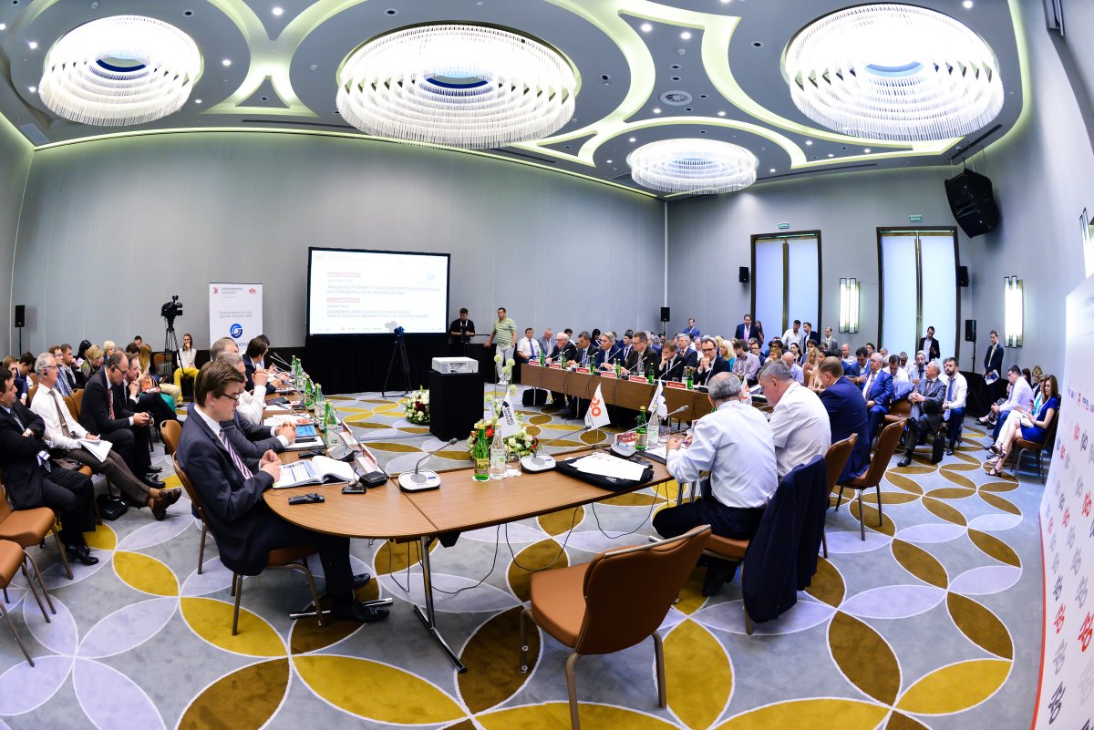 Пустой круглый стол