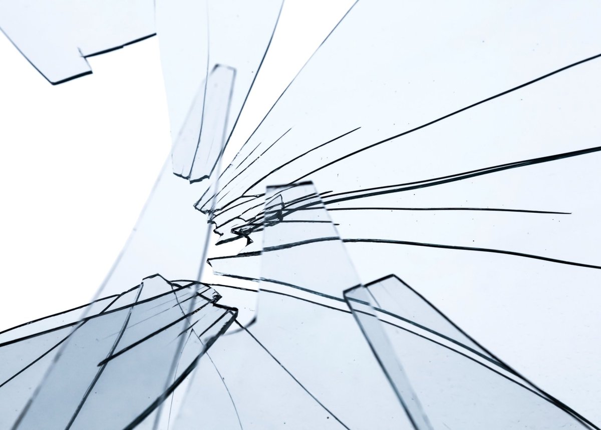 Разбитое окно на прозрачном фоне