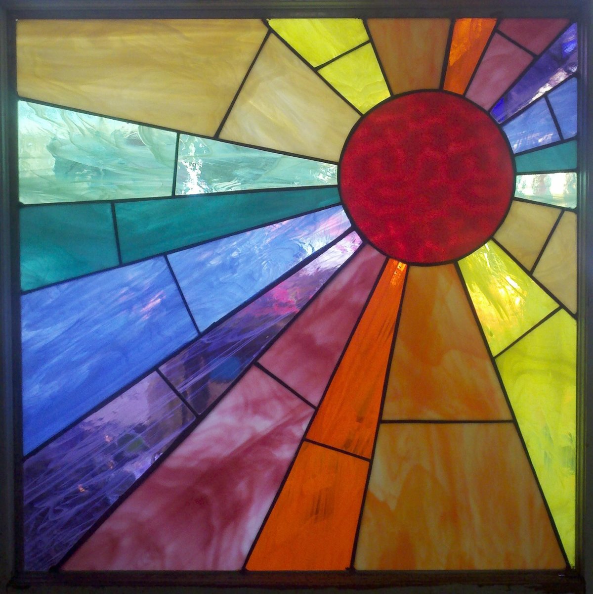 Витраж из разноцветного стекла