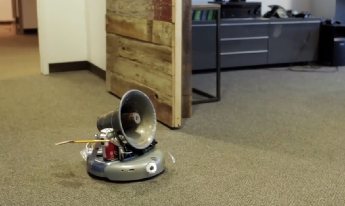 Смешной робот пылесос