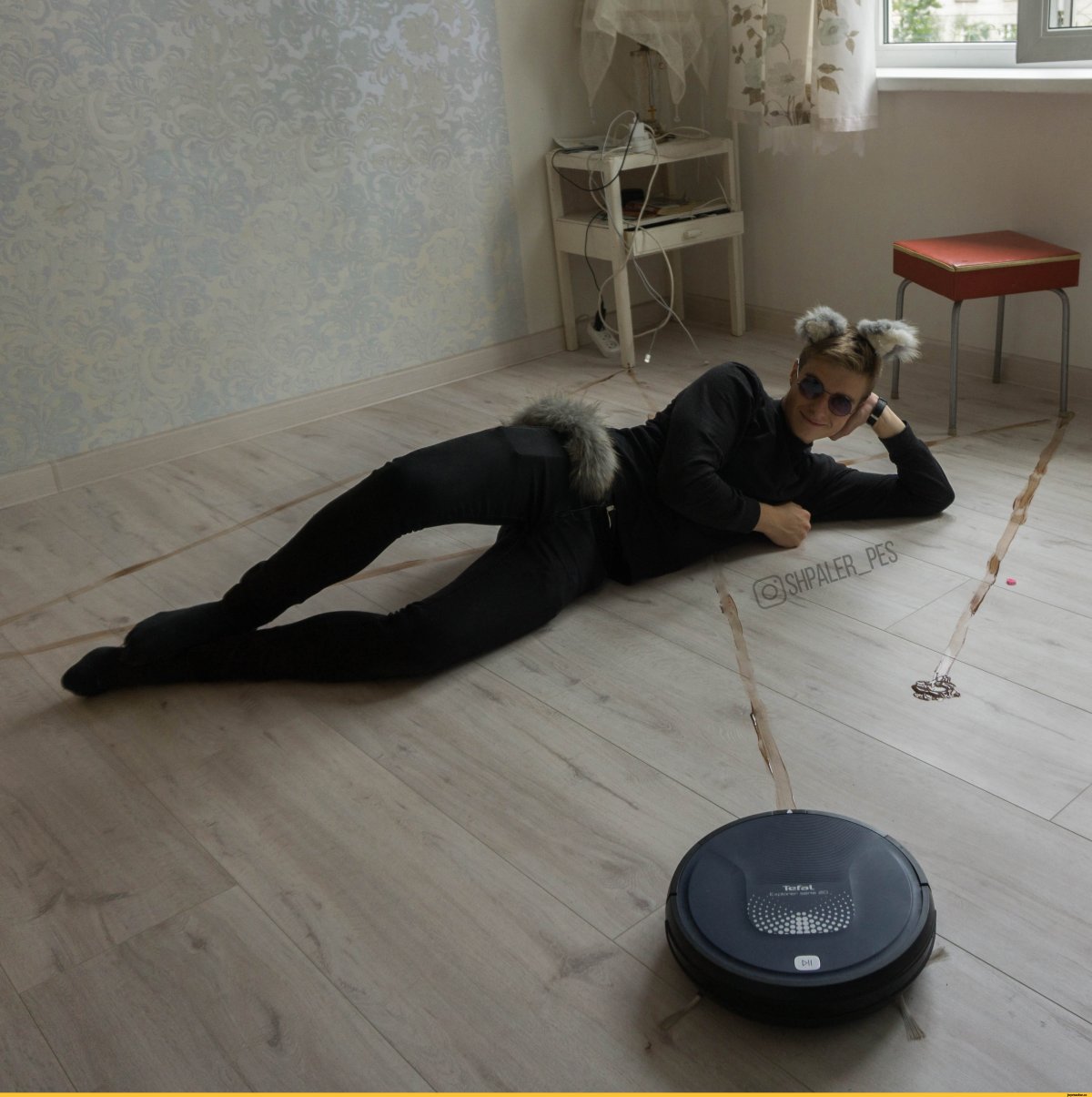 Смешной робот пылесос