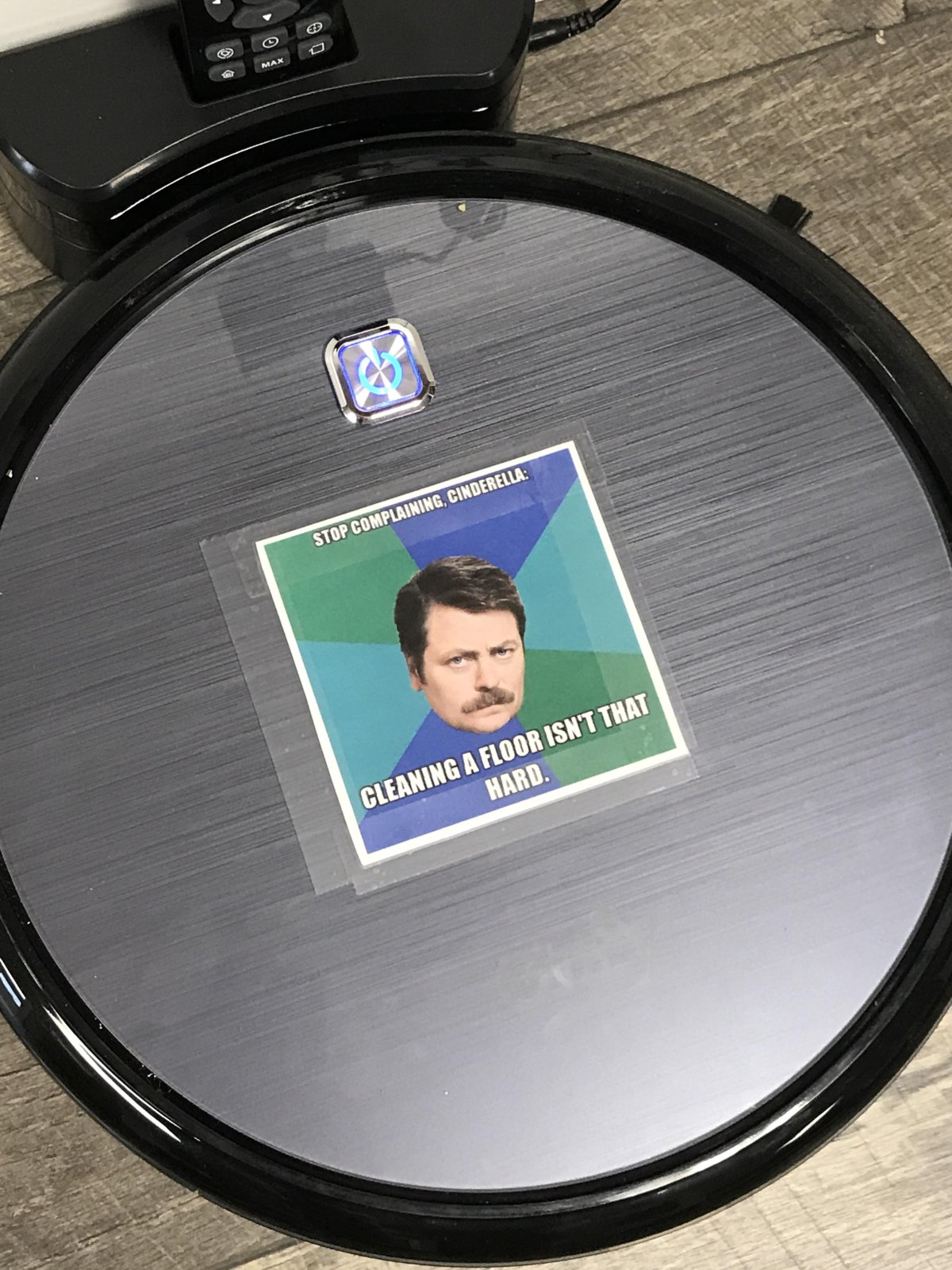 Смешной робот пылесос