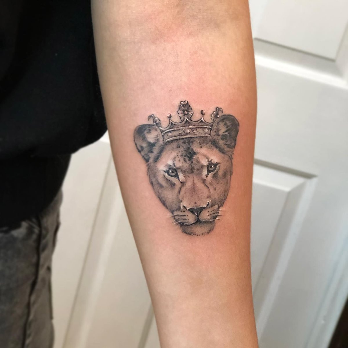 Тату львица с короной