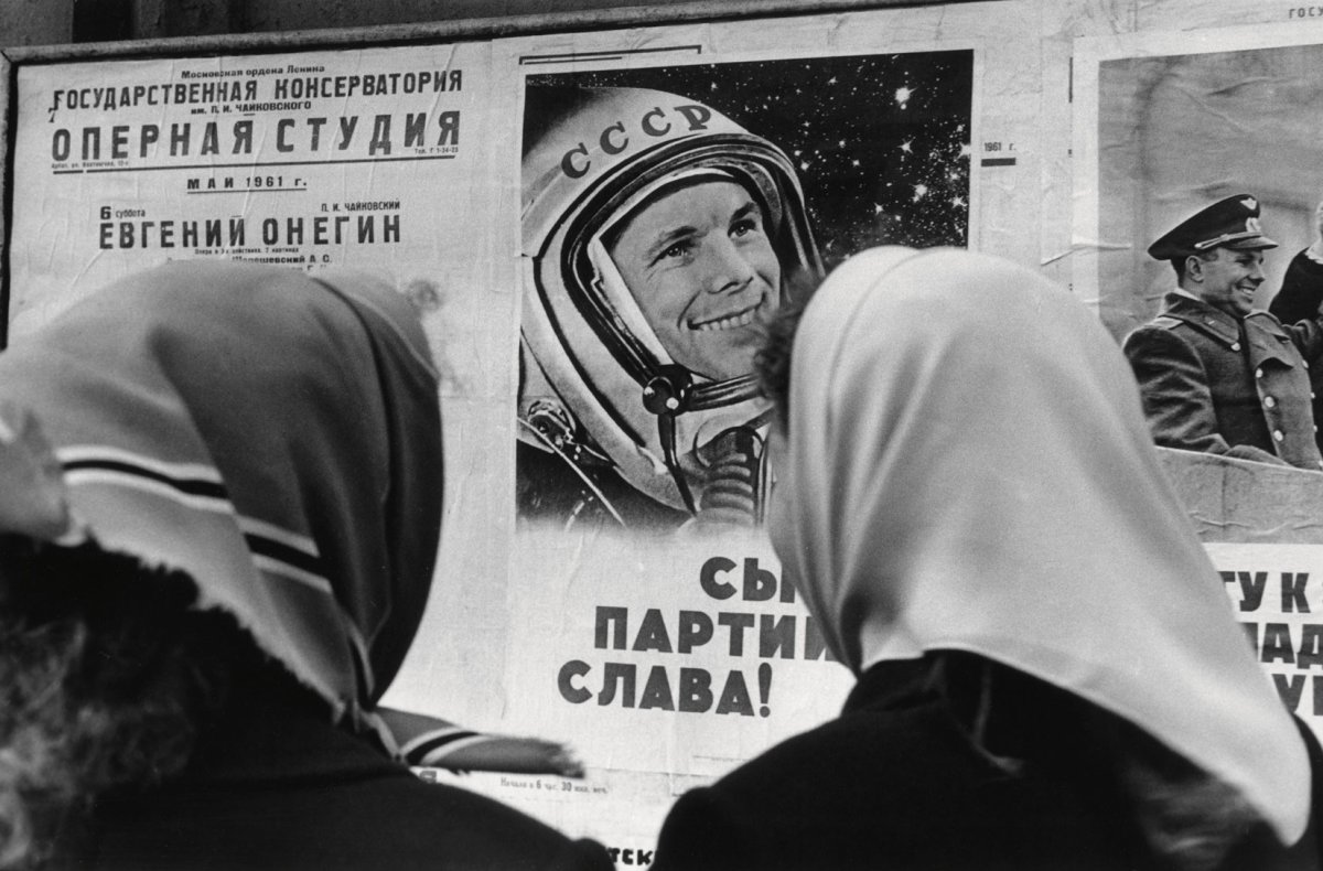 Советские плакаты про космос