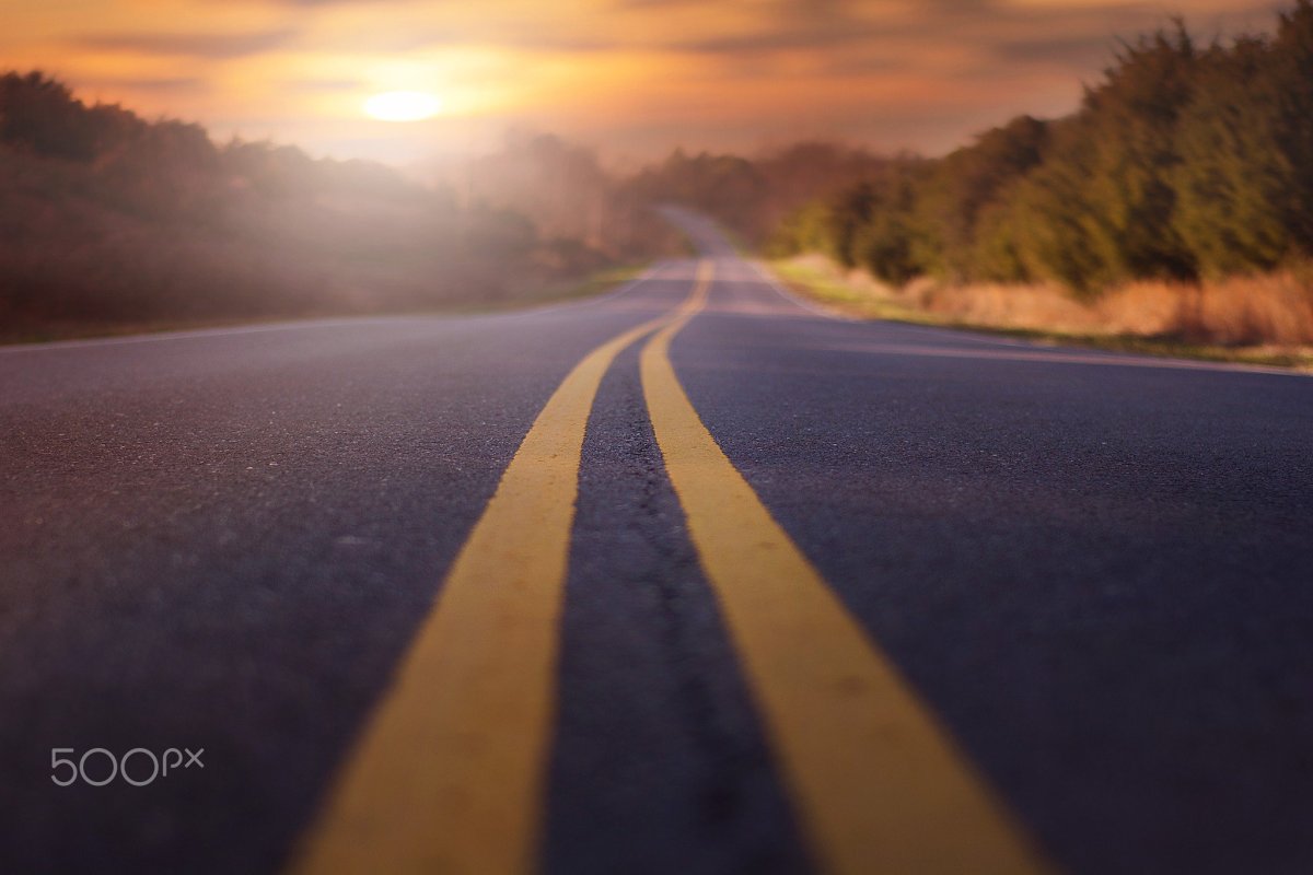 Человек идет по дороге