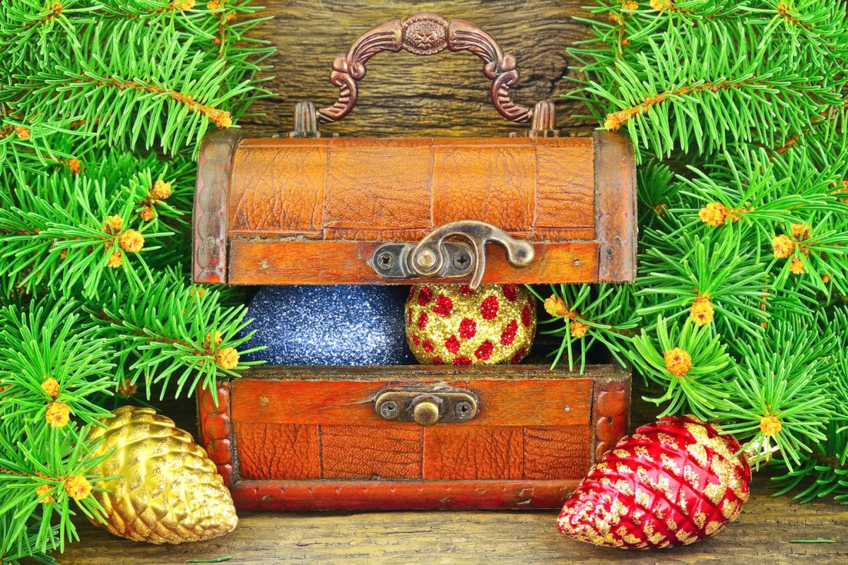 Сундук сказочный на белом фоне