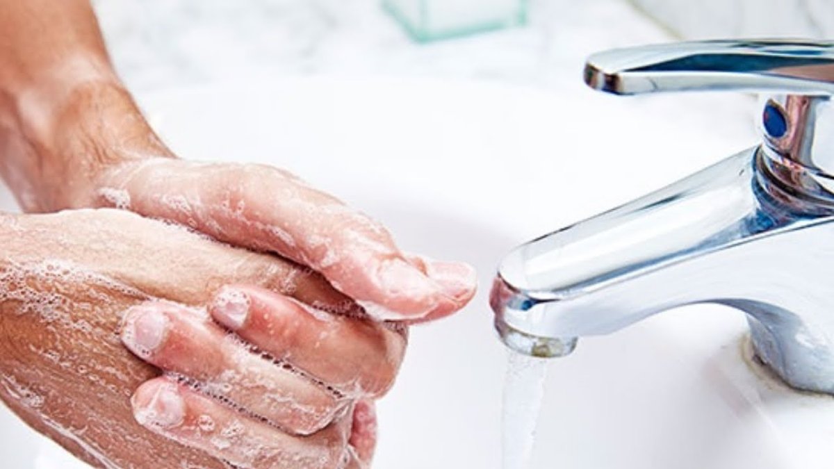 Девочка умывается для детей