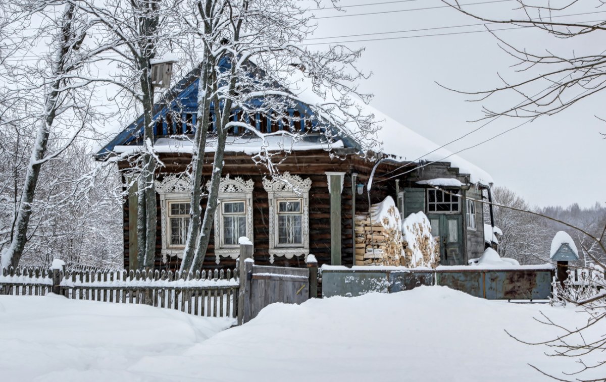 Деревенский дом зимой
