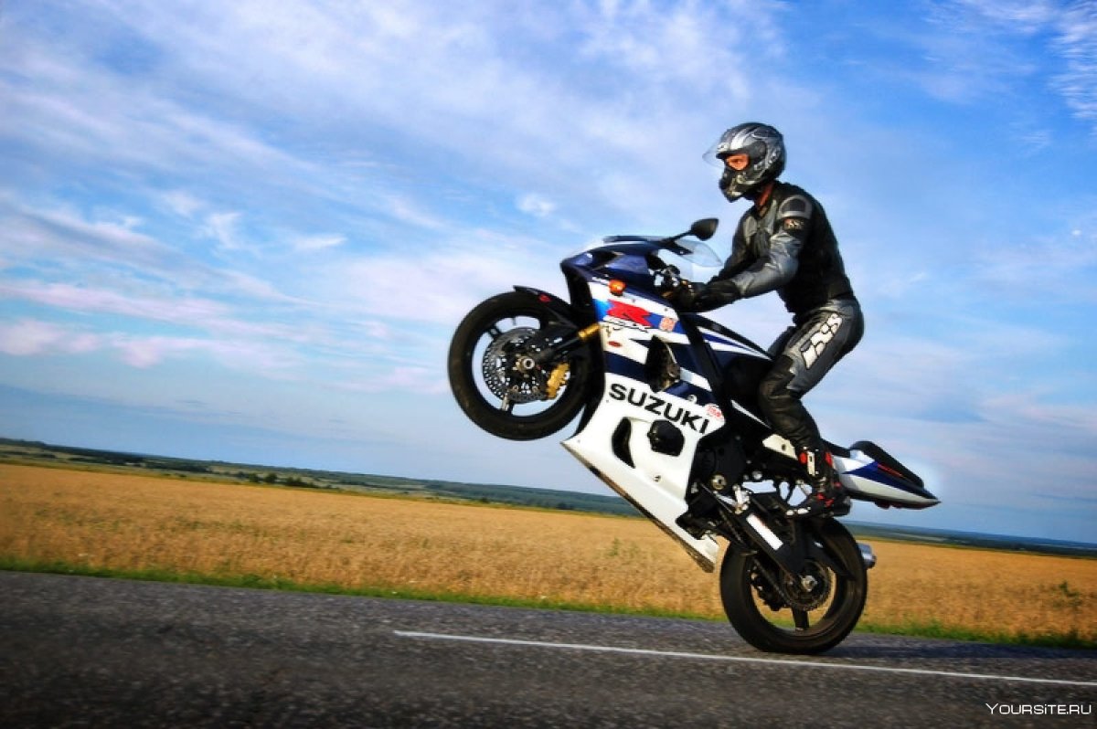 Мотоцикл на заднем колесе