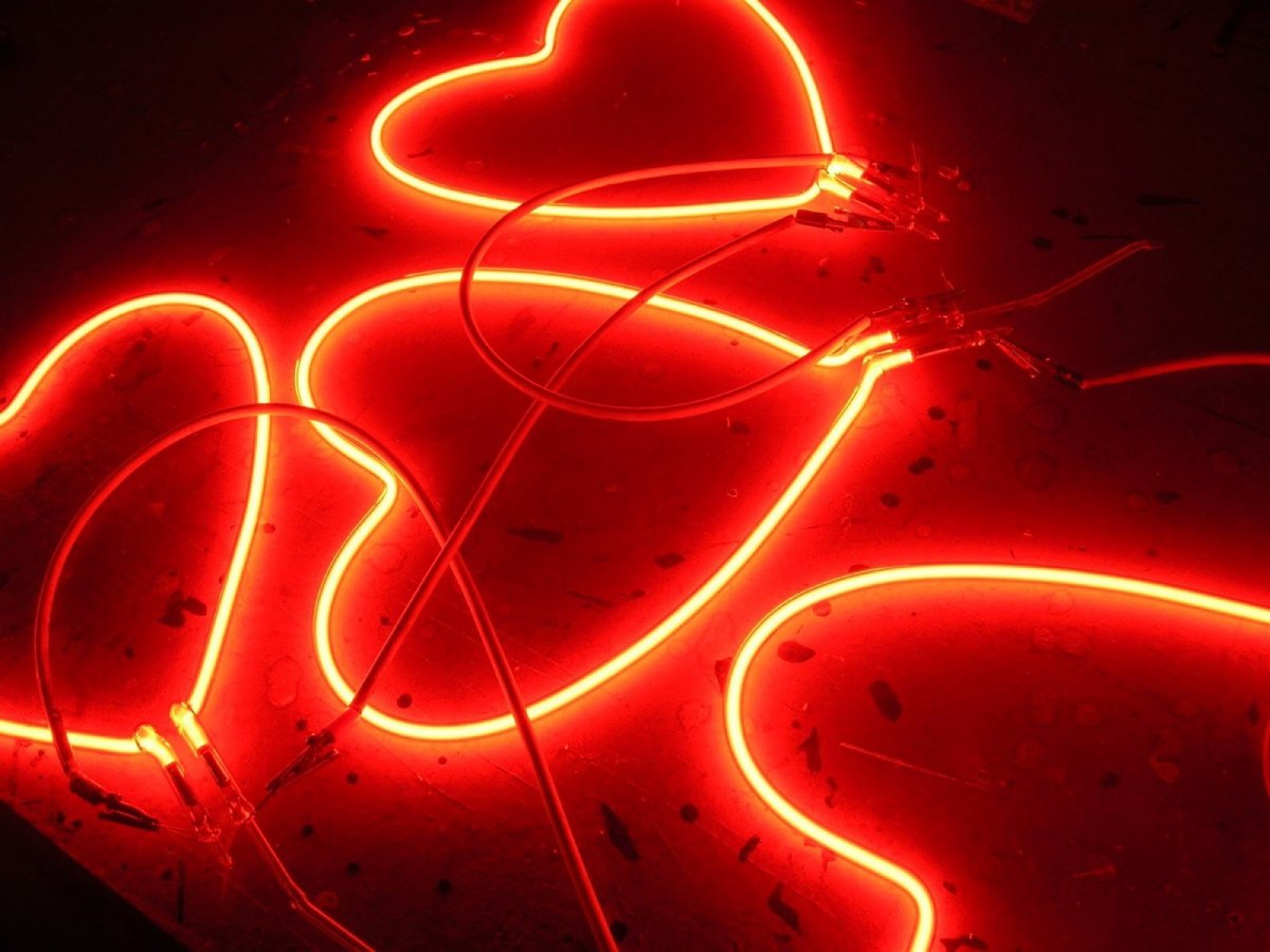 Неоновый красный