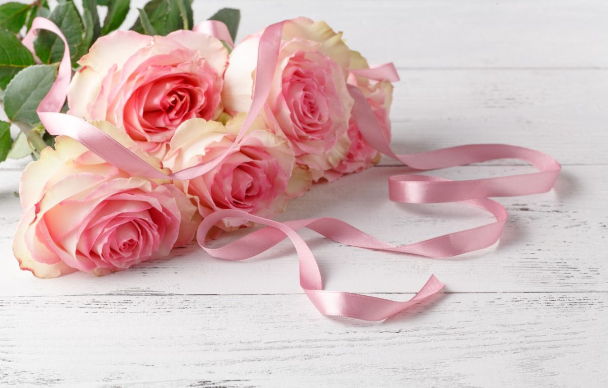 Нежные розы букет в ленту