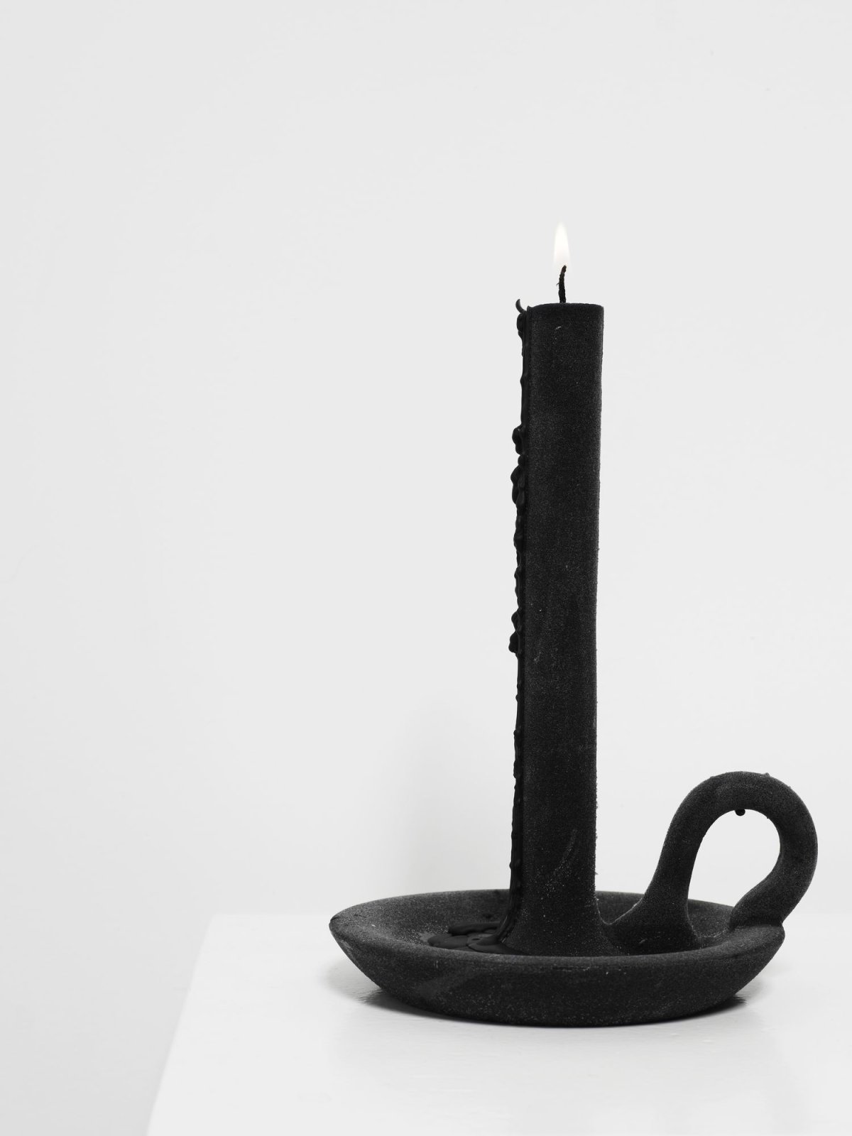 Черный подсвечник со свечой