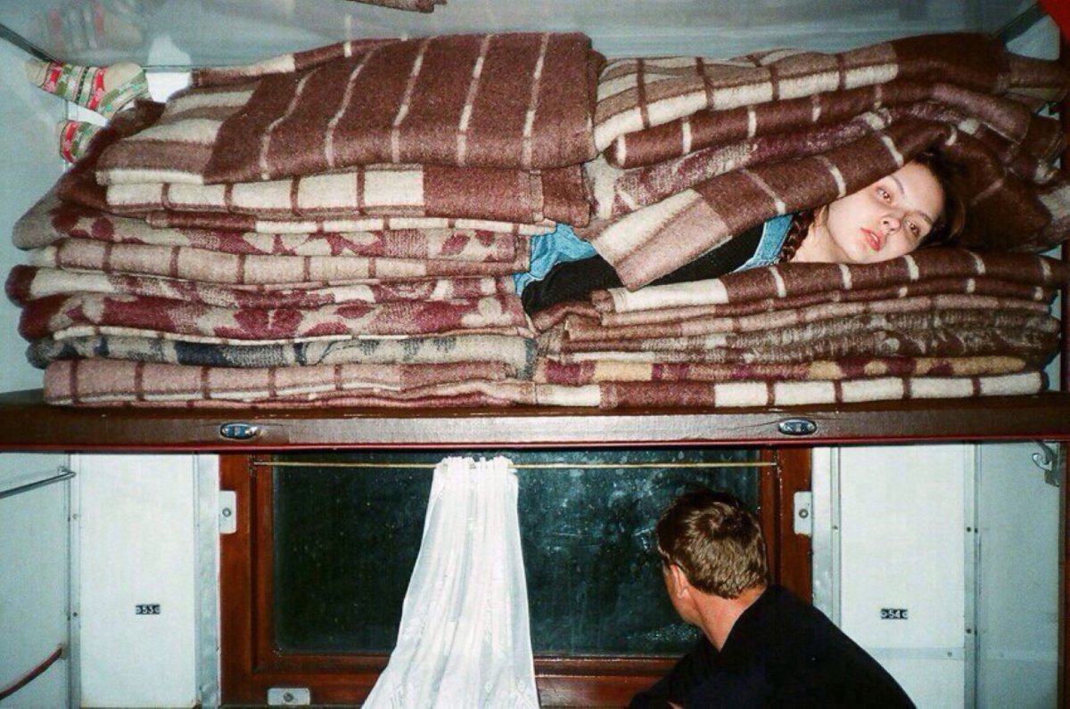 Девочка в вагоне поезда