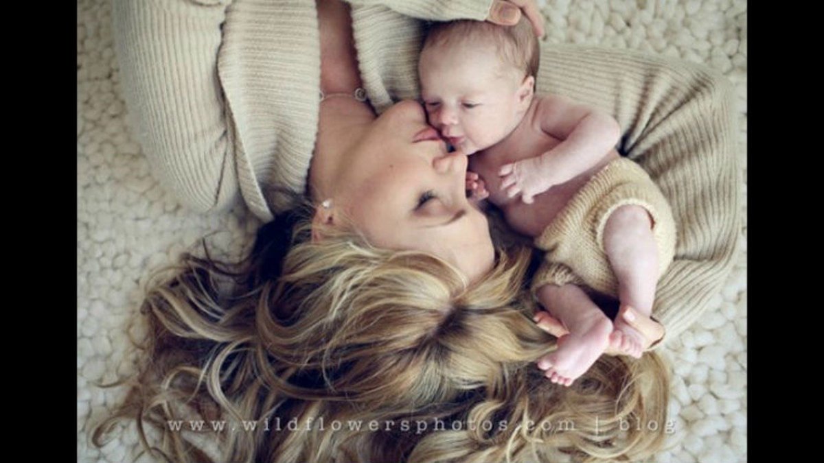 Красивая девушка с ребенком на руках