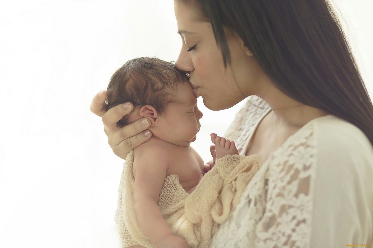 Девушка плачет с ребенком на руках