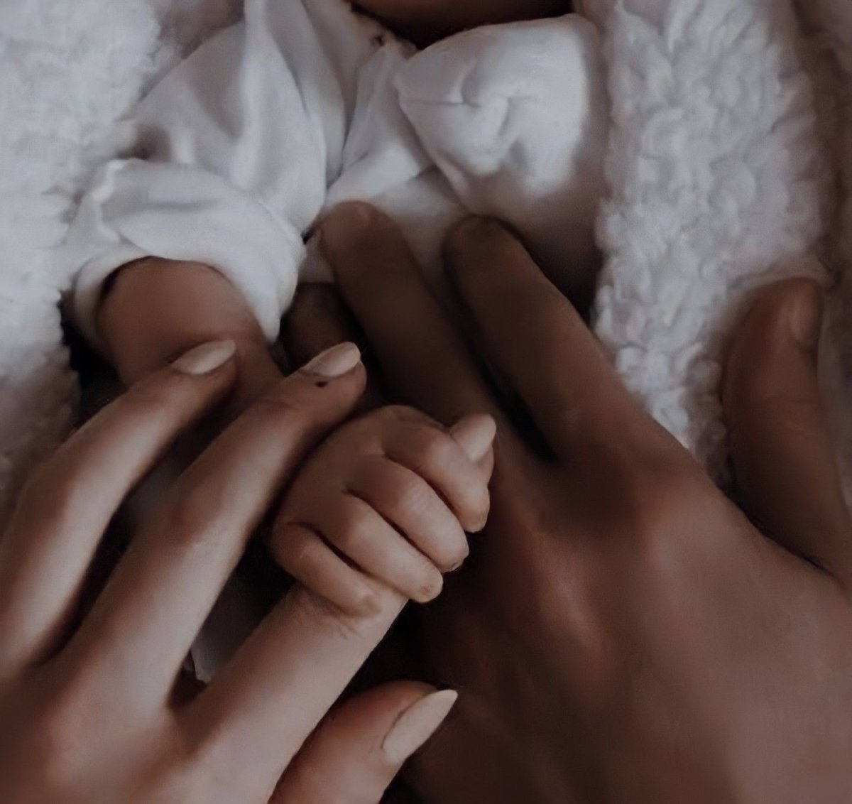 Мама с младенцем со спины