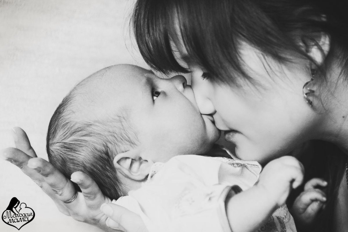 Мама и малыш черно белые